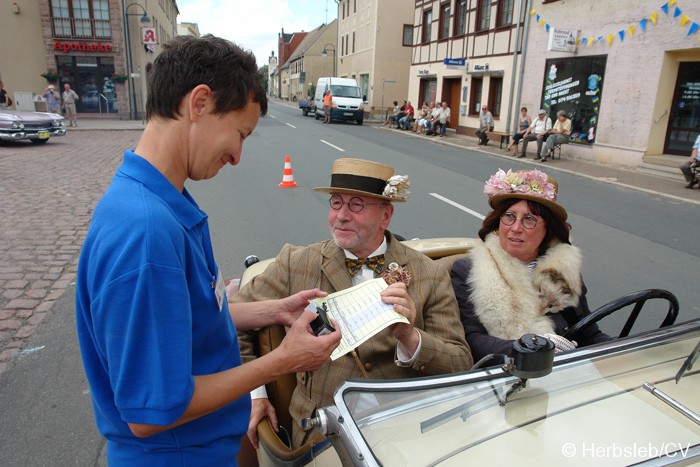 Am Startpunkt am Zörbiger Marktplatz wurde das jeweilige Fahrzeuge mit dem Besitzer kurz vorgestellt. Der Start war zugleich Kontrollstelle für die Teilnehmer. Bild: Am Startpunkt am Zörbiger Marktplatz wurde das jeweilige Fahrzeuge mit dem Besitzer kurz vorgestellt. Der Start war zugleich Kontrollstelle für die Teilnehmer.