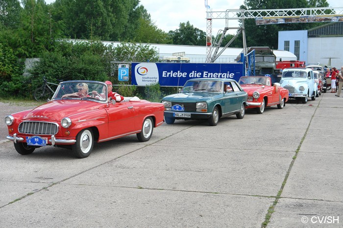 Bild: SP Durchschnittsgeschwindigkeit: Auf dem Rückweg von Merseburg nach Zörbig gab es am Merseburger Museum für die Teilnehmer eine Sonderprüfung zu absolvieren. Hier musste eine Durchschnittsgeschwindigkeit auf einer 350 Meter langen Geraden erreicht werden.
