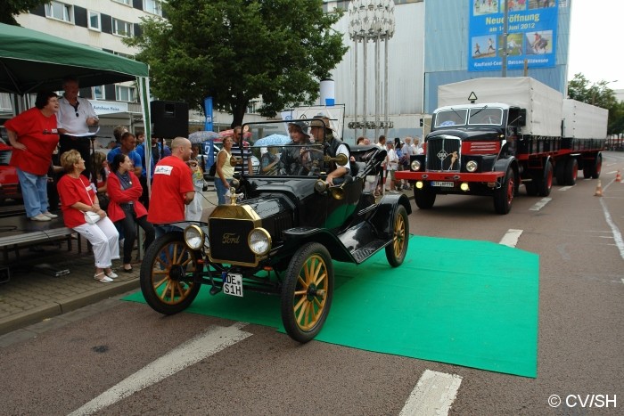 Bild: Anlässlich des Sachsen-Anhalt-Tages in Dessau-Roßlau, fuhren die Oldtimer durch die gesperrte Innenstadt von Dessau. An einer Bühne wurden die Fahrzeuge dem interessierten Publikum vorgestellt, ehe es weiter in Richtung Zschornewitz ging.