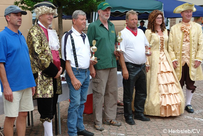 Platzierungen der Fahrzeugklasse: M2
1. Platz: (27 Strafpunkte) Thomas Scholz, BMW
2. Platz: (28 Strafpunkte) Ingo Elze, NSU 501 TS
3. Platz: (36 Strafpunkte) Roland Paetow, NSU OSL 251 Bild: Platzierungen der Fahrzeugklasse: M2
1. Platz: (27 Strafpunkte) Thomas Scholz, BMW
2. Platz: (28 Strafpunkte) Ingo Elze, NSU 501 TS
3. Platz: (36 Strafpunkte) Roland Paetow, NSU OSL 251