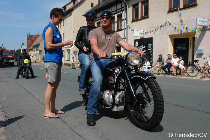 Bild: Am Startpunkt am Zörbiger Marktplatz wurde das jeweilige Fahrzeuge mit dem Besitzer kurz vorgestellt. Der Start war zugleich Kontrollstelle für die Teilnehmer.