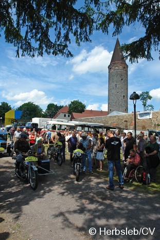 Nach dem Mittagessen und einer Fahrerbesprechung starteten die Fahrzeug zum Etappenziel nach Dessau (Technikmuseum Hugo-Junkers). Bild: Nach dem Mittagessen und einer Fahrerbesprechung starteten die Fahrzeug zum Etappenziel nach Dessau (Technikmuseum Hugo-Junkers).