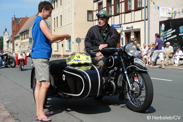 Am Startpunkt am Zörbiger Marktplatz wurde das jeweilige Fahrzeuge mit dem Besitzer kurz vorgestellt. Der Start war zugleich Kontrollstelle für die Teilnehmer. Bild: Am Startpunkt am Zörbiger Marktplatz wurde das jeweilige Fahrzeuge mit dem Besitzer kurz vorgestellt. Der Start war zugleich Kontrollstelle für die Teilnehmer.
