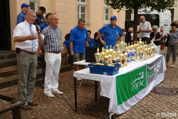 Bild: Ansprache zur Siegerehrung durch den Fahrtleiter Ralf Zschoche, Bürgermeister der Stadt Zörbig Rolf Sonnenberger und Ortsbürgermeister Jürgen Ebinger.