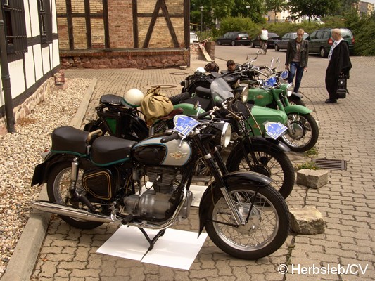 Bild: Eintreffen der Fahrzeuge am Wendepunkt in Halle/Salinemuseum. Dort konnten die Teilnehmer das Museum besuchen und ihren Kaffee&Kuchen einnehmen.