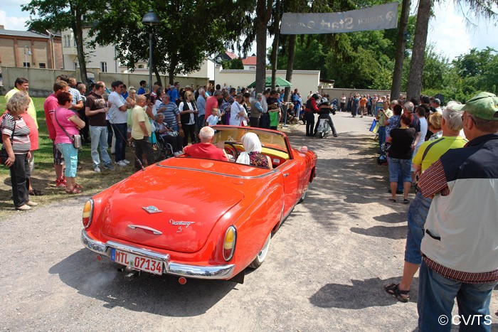 Bild: Start der Samstagsausfahrt am Zörbiger Schloss. Ausflusziel der 16. Curbici-Oldtimerrallye war Gröbzig.