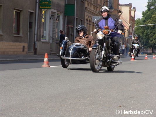 Start der Teilnehmer vor dem Rathaus Zörbig zur Ausfahrt in Richtung Mößlitz. Zuvor musste auf dem Stadtparkring die Sonderprüfungen abgelegt werden. Bild: Start der Teilnehmer vor dem Rathaus Zörbig zur Ausfahrt in Richtung Mößlitz. Zuvor musste auf dem Stadtparkring die Sonderprüfungen abgelegt werden.