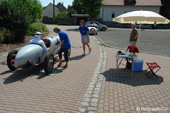 Das Bremsgeschick der Teilnehmer wurde in Großzöberitz getestet. Sie mussten mit ihrem Fahrzeug auf einem 50 x 50cm großen Teppich exakt anhalten. Wer dies nicht schaffte, bekam Strafpunkte in seine Fahrerkarte eingetragen. Bild: Das Bremsgeschick der Teilnehmer wurde in Großzöberitz getestet. Sie mussten mit ihrem Fahrzeug auf einem 50 x 50cm großen Teppich exakt anhalten. Wer dies nicht schaffte, bekam Strafpunkte in seine Fahrerkarte eingetragen.