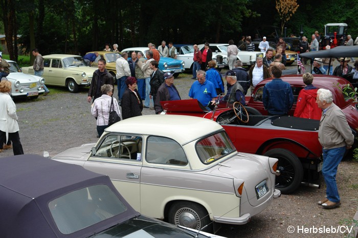 Bild: Eintreffen & Ausstellung der Oldtimer auf dem Zörbiger Schloßgelände.