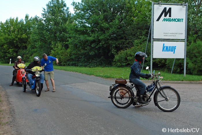 Am Ortsrand von Gnetzsch (Landkreis Anhalt-Bitterfeld) fand an der Werkseinfahrt zum Marmoritwerk eine Sonderprüfung statt. Geprüft wurde der vorgegebene Abstand von 1,50m zwischen Fahrzeug und Tor. Bild: Am Ortsrand von Gnetzsch (Landkreis Anhalt-Bitterfeld) fand an der Werkseinfahrt zum Marmoritwerk eine Sonderprüfung statt. Geprüft wurde der vorgegebene Abstand von 1,50m zwischen Fahrzeug und Tor.