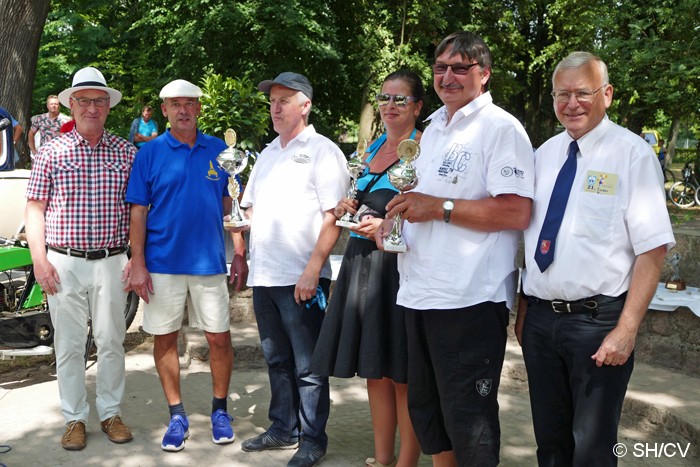 Bild: Siegerehrung im Gutspark in Mößlitz. Prämiert wurden die Gewinner der Fahrzeugklassen M1 bis M4 (Motorräder) und A1 bis A5 (Automobile). Desweiteren gab es Pokale für das Schönste Motorrad & Automobil sowie für das Schönste Kostüm und der Pechvogel.
Sie Siegerehrung nahm Fahrtleiter Ralf Zschoche, Ortsbürgermeister Jürgen Ebinger sowie Stadtbürgermeister Rolf Sonnenberger vor.