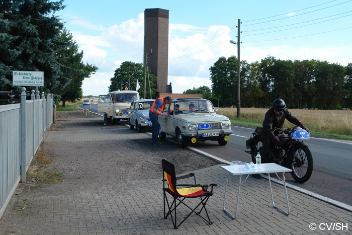 Aus Merseburg kommend, treffen die Fahrzeuge am Ziel in Zörbig ein. Unterwegs mussten noch einige Baumaffen gefunden werden. Mit der Kartenabgabe endete der erste Fahrtag. Am Abend trafen sich die Oldtimerfreunde zu Benzingesprächen auf dem Zörbiger Schloss. Bild: Aus Merseburg kommend, treffen die Fahrzeuge am Ziel in Zörbig ein. Unterwegs mussten noch einige Baumaffen gefunden werden. Mit der Kartenabgabe endete der erste Fahrtag. Am Abend trafen sich die Oldtimerfreunde zu Benzingesprächen auf dem Zörbiger Schloss.