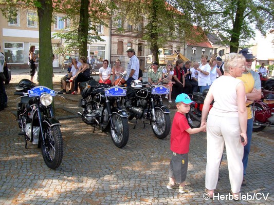 Bild: Am Sonntag-Vormittag trafen sich die Oldtimerfreunde zur gemeinsamen Ausfahrt durch Ortsteile der Stadt Zörbig.
Der Start erfolgte am Zörbiger Marktplatz.