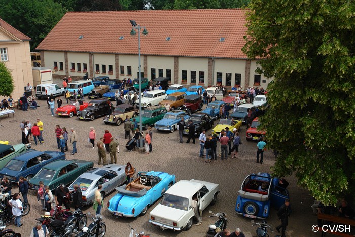 Nach der Ausfahrt durch das Zörbiger Umland und absolvierten Sonderprüfungen, erreichten die Oldtimerfrende das Rittergut in Mößlitz. Für das leibliche Wohl sorgten die Mitglieder des Fördervereins Gut Mößlitz. Bild: Nach der Ausfahrt durch das Zörbiger Umland und absolvierten Sonderprüfungen, erreichten die Oldtimerfrende das Rittergut in Mößlitz. Für das leibliche Wohl sorgten die Mitglieder des Fördervereins Gut Mößlitz.