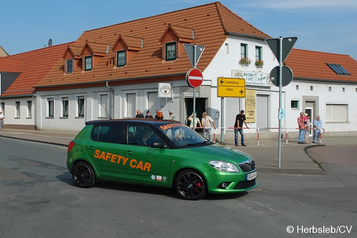 Bild: Safety-Car auf dem gesperrten Innenstadtring in Zörbig.