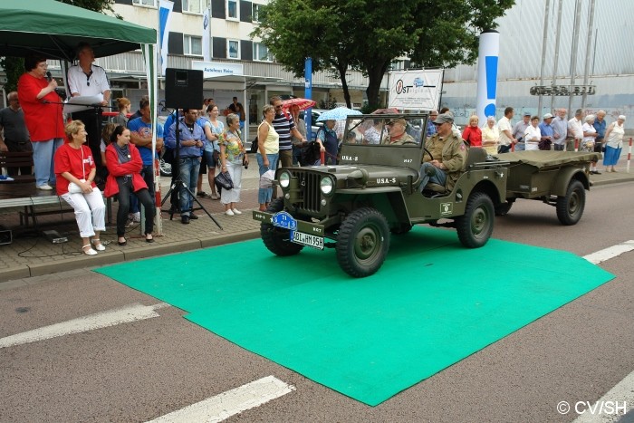 Bild: Anlässlich des Sachsen-Anhalt-Tages in Dessau-Roßlau, fuhren die Oldtimer durch die gesperrte Innenstadt von Dessau. An einer Bühne wurden die Fahrzeuge dem interessierten Publikum vorgestellt, ehe es weiter in Richtung Zschornewitz ging.