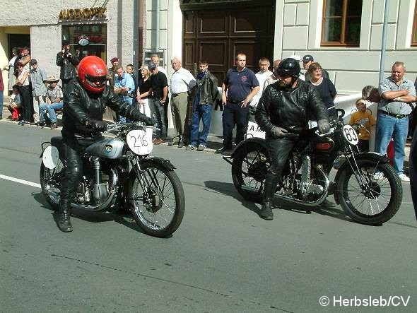 Bild: Am Sonntag-Vormittag hieß es in der Zörbiger Innenstadt: Start frei für Rennautos und Motorräder auf dem Stadtparkring.