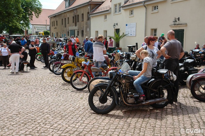Bild: Fahrzeugausstellung und Mittagsbrunch auf dem Rittergut in Mößlitz.