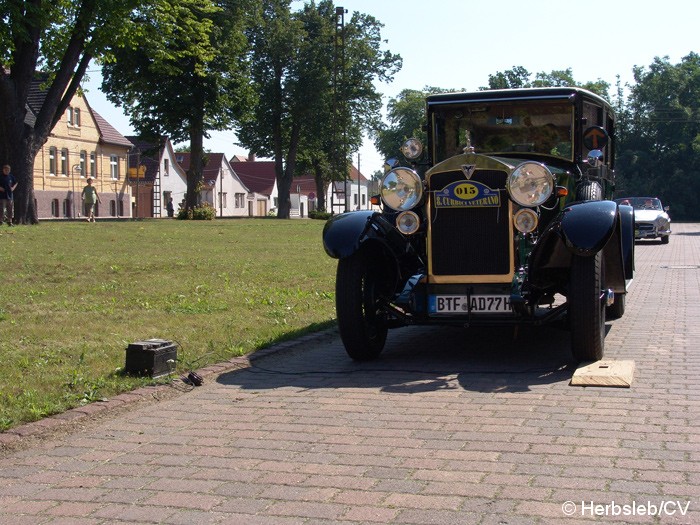 Bild: Sonderprüfung in der Ortschaft Salzfurtkapelle. Diese wurde am Sonntag-Vormittag von den Oldtimerfreunden angefahren. Das Hupenbrett musste mit der entsprechenden Fahrerseite zielgenau überfahren und die Hupeinrichtung ausgelöst werden.