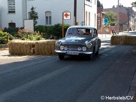Bild: Am Sonntag-Vormittag wurde die Zörbiger Innenstadt für den öffentlichen Straßenverkehr gesperrt. Hunderte Zuschauer an den Straßenzügen Zörbigs konnten historische Rennfahrzeuge mit ihren Fahrern bewundern.