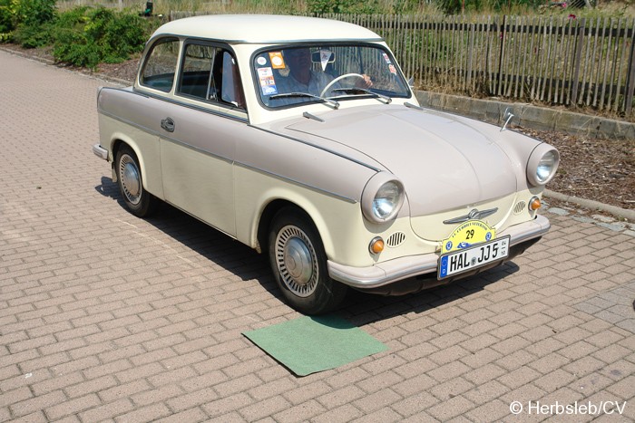 Das Bremsgeschick der Teilnehmer wurde in Großzöberitz getestet. Sie mussten mit ihrem Fahrzeug auf einem 50 x 50cm großen Teppich exakt anhalten. Wer dies nicht schaffte, bekam Strafpunkte in seine Fahrerkarte eingetragen. Bild: Das Bremsgeschick der Teilnehmer wurde in Großzöberitz getestet. Sie mussten mit ihrem Fahrzeug auf einem 50 x 50cm großen Teppich exakt anhalten. Wer dies nicht schaffte, bekam Strafpunkte in seine Fahrerkarte eingetragen.