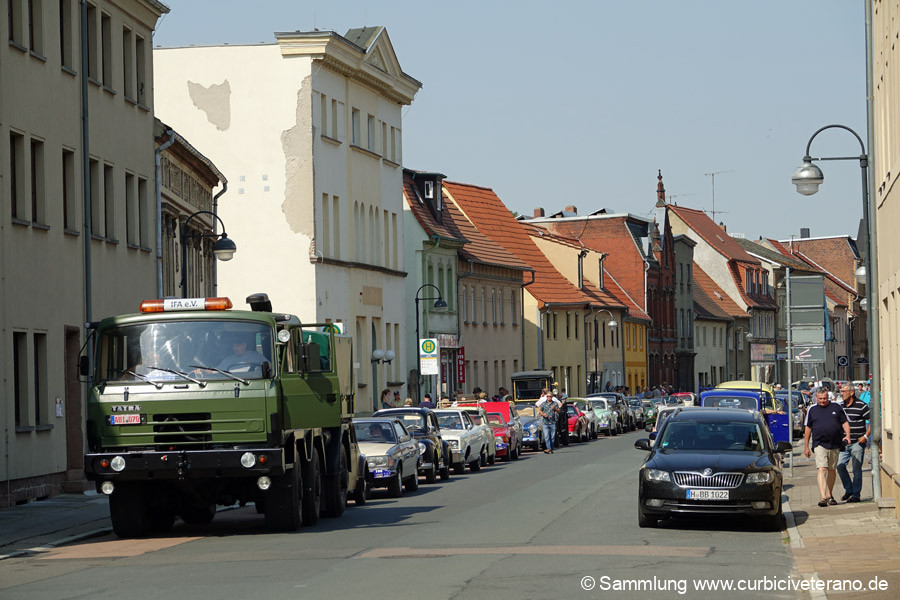 Bild: Eintreffen der Fahrzeuge in der Zörbiger Innenstadt am Sonntag-Vormittag.