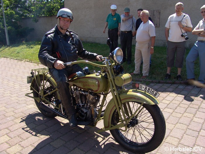 Bild: Sonderprüfung in der Ortschaft Salzfurtkapelle. Diese wurde am Sonntag-Vormittag von den Oldtimerfreunden angefahren. Das Hupenbrett musste mit der entsprechenden Fahrerseite zielgenau überfahren und die Hupeinrichtung ausgelöst werden.