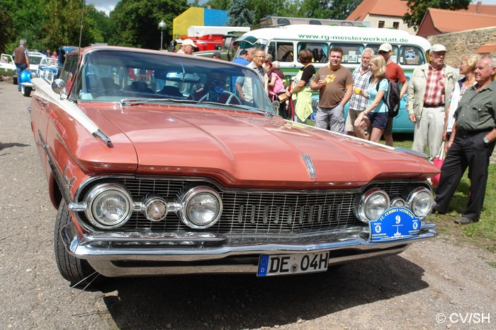 Bild: Start zur Ausfahrt vom Zörbiger Schloßparkplatz. Etappenziel war das  Fahrzeug und Technik Museum in Merseburg.