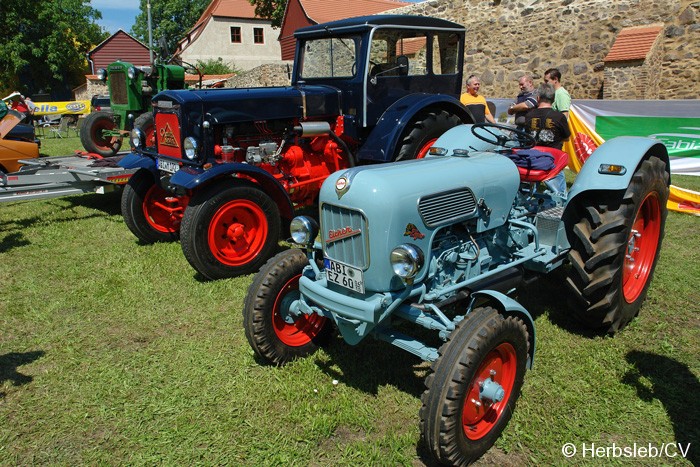 Bild: Eintreffen & Ausstellung der Oldtimer auf dem Zörbiger Schloßgelände am 09.07.2011.