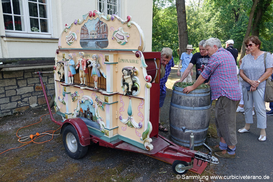 Bild: Ziel der Samstagsausfahrt war das Schloß in Biendorf bei Köthen. Mit dem Zieleinlauf, könnten sich die Oldtimerfreunde ein schattiges Plätzchen auf dem Gelände suchen und sich bei Kaffee & Kuchen stärken. Mit auf dem Programm stand ein Besuch des einzigartiges Fingerhutmuseums.
