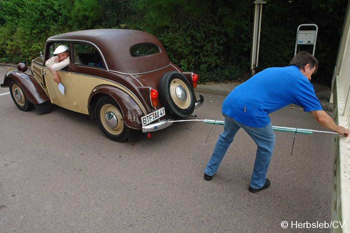 Am Ortsrand von Gnetzsch (Landkreis Anhalt-Bitterfeld) fand an der Werkseinfahrt zum Marmoritwerk eine Sonderprüfung statt. Geprüft wurde der vorgegebene Abstand von 1,50m zwischen Fahrzeug und Tor. Bild: Am Ortsrand von Gnetzsch (Landkreis Anhalt-Bitterfeld) fand an der Werkseinfahrt zum Marmoritwerk eine Sonderprüfung statt. Geprüft wurde der vorgegebene Abstand von 1,50m zwischen Fahrzeug und Tor.