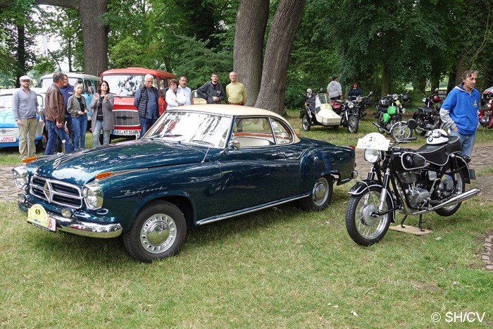 Bild: Fahrzeugausstellung in der Parkanlage in Mößlitz.