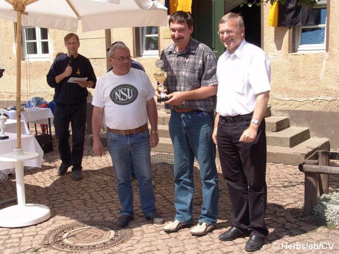 Bild: Siegerehrung auf Gut Mößlitz nach Fahrzeugklassen. Außerdem wurde das schönste Motorrad und Auto prämiert.
Auch der Pechvogel des Tages erhielt ein Schrauber-Pokal.