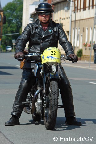 Am Startpunkt am Zörbiger Marktplatz wurde das jeweilige Fahrzeuge mit dem Besitzer kurz vorgestellt. Der Start war zugleich Kontrollstelle für die Teilnehmer. Bild: Am Startpunkt am Zörbiger Marktplatz wurde das jeweilige Fahrzeuge mit dem Besitzer kurz vorgestellt. Der Start war zugleich Kontrollstelle für die Teilnehmer.