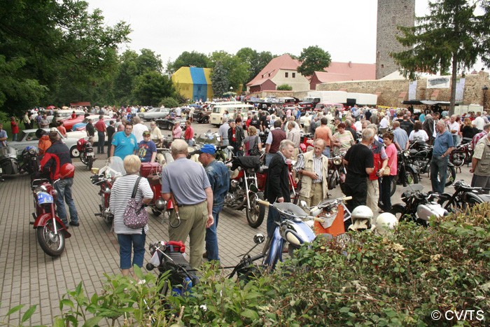Bild: Fahrzeugausstellung am Samstag-Vormittag auf dem Zörbiger Schloßgelände.
