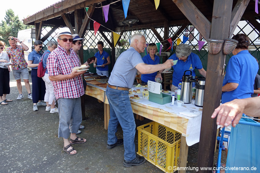Bild: Ziel der Samstagsausfahrt war das Schloß in Biendorf bei Köthen. Mit dem Zieleinlauf, könnten sich die Oldtimerfreunde ein schattiges Plätzchen auf dem Gelände suchen und sich bei Kaffee & Kuchen stärken. Mit auf dem Programm stand ein Besuch des einzigartiges Fingerhutmuseums.