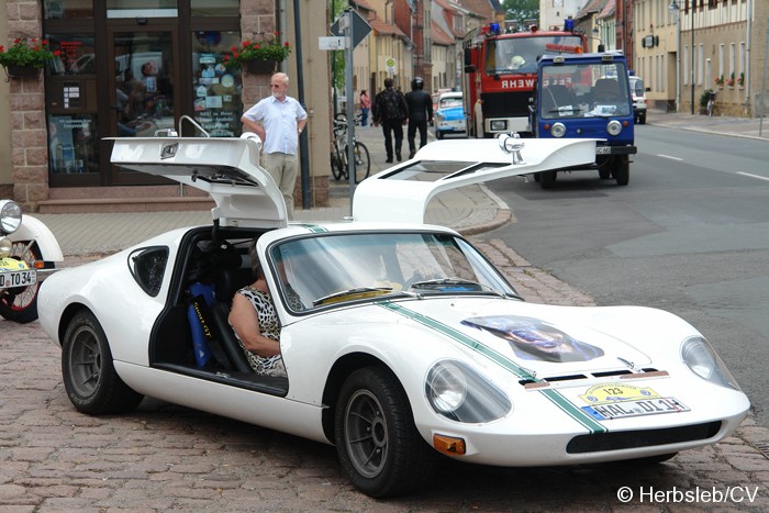 Am Startpunkt am Zörbiger Marktplatz wurde das jeweilige Fahrzeuge mit dem Besitzer kurz vorgestellt. Der Start war zugleich Kontrollstelle für die Teilnehmer. Bild: Am Startpunkt am Zörbiger Marktplatz wurde das jeweilige Fahrzeuge mit dem Besitzer kurz vorgestellt. Der Start war zugleich Kontrollstelle für die Teilnehmer.