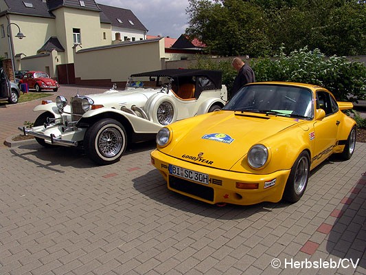 Bild: Eintreffen & Ausstellung der Oldtimer am Samstag-Vormittag auf dem Zörbiger Schloßgelände. Bis zum Start zur Ausfahrt nach Leipzig, konnten Oldtimerfans ihre Fahrzeuge zur Schau stellen.
