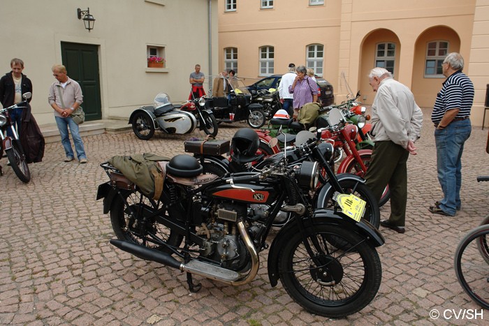 Bild: Nach der Ausfahrt durch das Zörbiger Umland und absolvierten Sonderprüfungen, erreichten die Oldtimerfrende das Rittergut in Mößlitz. Für das leibliche Wohl sorgten die Mitglieder des Fördervereins Gut Mößlitz.