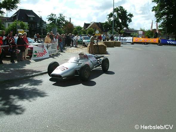 Bild: Am Sonntag-Vormittag hieß es in der Zörbiger Innenstadt: Start frei für Rennautos und Motorräder auf dem Stadtparkring.