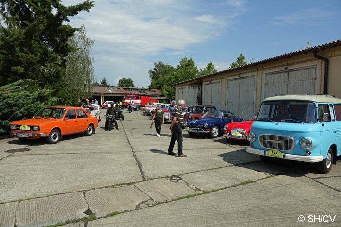 Bild: Ziel und Wendepunkt der Samstagsaufahrt war das DDR-Mudeum in Dessau: Hier gabs Kaffee und Kuchen für die Teilnehmer. Die Dessau konnten die ausgestellten Fahrzeuge bestaunen und die Teilnehmer das Museum in Augenschein nehmen.