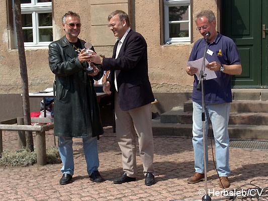 Bild: Die Siegerehrung führte Fahrtleiter Hans-Peter Lohmann mit Bürgermeister Rolf Sonnenberger durch.