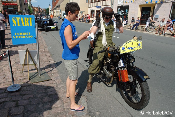 Am Startpunkt am Zörbiger Marktplatz wurde das jeweilige Fahrzeuge mit dem Besitzer kurz vorgestellt. Der Start war zugleich Kontrollstelle für die Teilnehmer. Bild: Am Startpunkt am Zörbiger Marktplatz wurde das jeweilige Fahrzeuge mit dem Besitzer kurz vorgestellt. Der Start war zugleich Kontrollstelle für die Teilnehmer.