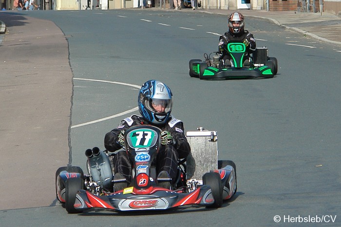 Bild: Kart-Fahrzeuge auf dem gesperrten Innenstadtring in Zörbig.