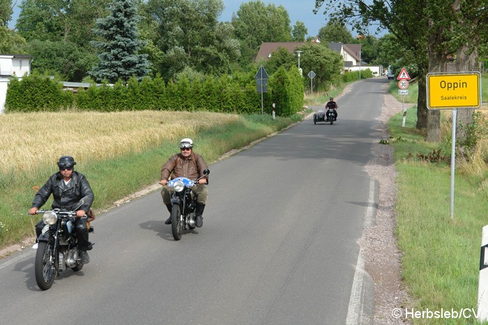 Bild: Bei schönstem Sommerwetter unterwegs: Bei Oppin waren die Oldtimer nach Halle anzutreffen.