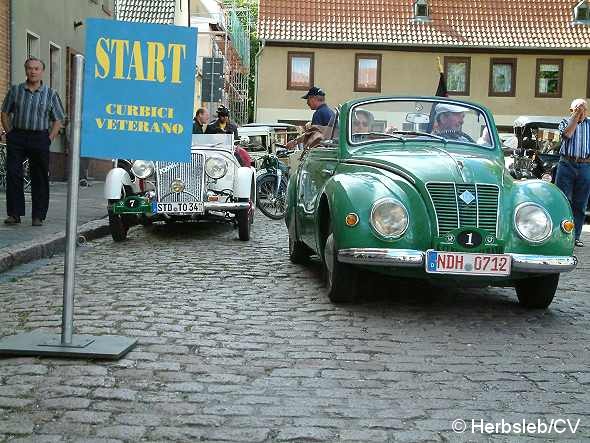 Nach einer Fahrzeugvorstellung vor dem Rathaus in Zörbig durch Hans-Peter Lohmann, mussten die Oldtimerfreunde einige Sonderprüfungen im Bereich des Stadtringes ablegen. Bild: Nach einer Fahrzeugvorstellung vor dem Rathaus in Zörbig durch Hans-Peter Lohmann, mussten die Oldtimerfreunde einige Sonderprüfungen im Bereich des Stadtringes ablegen.