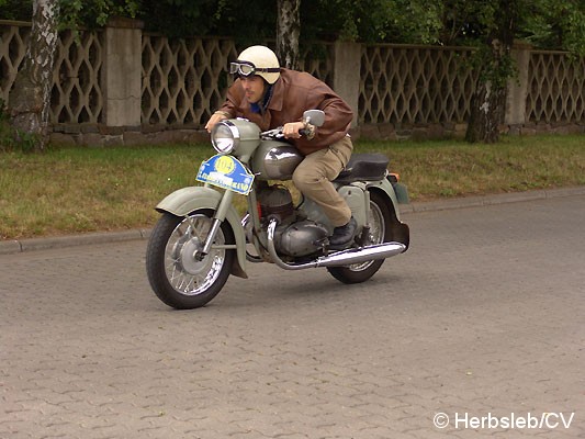 Bild: Sonderprüfung in der Ortschaft Glebitzsch: Hier hieß es Fahren nach Zeit. Auf einer vorgeschriebenen Fahrstrecke durch das Dorf, wurde die Zeit gemessen.