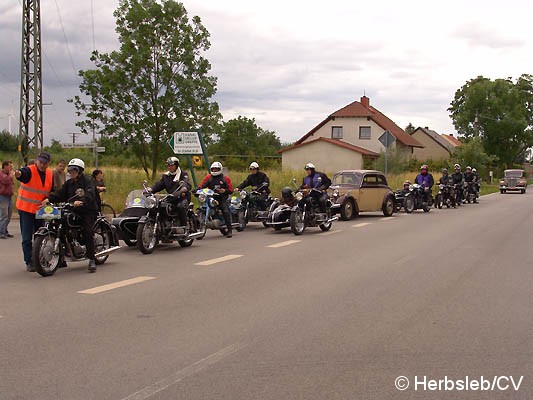 Bild: Sonderprüfung in der Ortschaft Glebitzsch: Hier hieß es Fahren nach Zeit. Auf einer vorgeschriebenen Fahrstrecke durch das Dorf, wurde die Zeit gemessen.