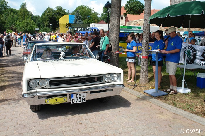 Bild: Start der Samstagsausfahrt am Zörbiger Schloss. Ausflusziel der 16. Curbici-Oldtimerrallye war Gröbzig.