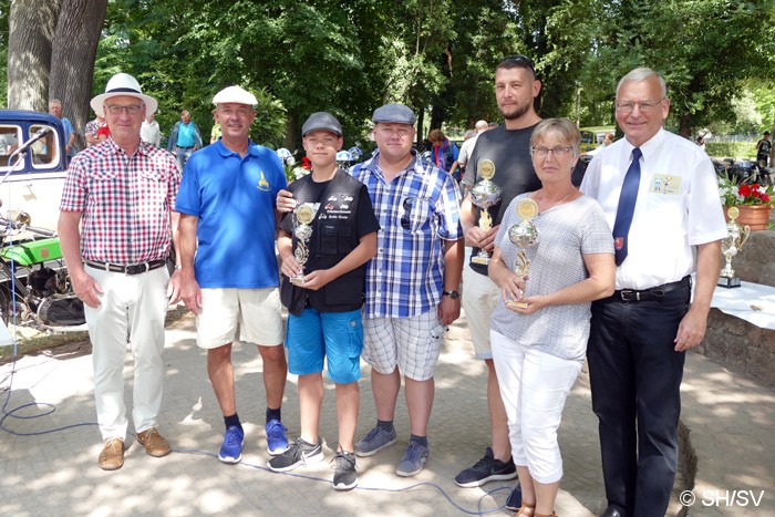 Bild: Siegerehrung im Gutspark in Mößlitz. Prämiert wurden die Gewinner der Fahrzeugklassen M1 bis M4 (Motorräder) und A1 bis A5 (Automobile). Desweiteren gab es Pokale für das Schönste Motorrad & Automobil sowie für das Schönste Kostüm und der Pechvogel.
Sie Siegerehrung nahm Fahrtleiter Ralf Zschoche, Ortsbürgermeister Jürgen Ebinger sowie Stadtbürgermeister Rolf Sonnenberger vor.